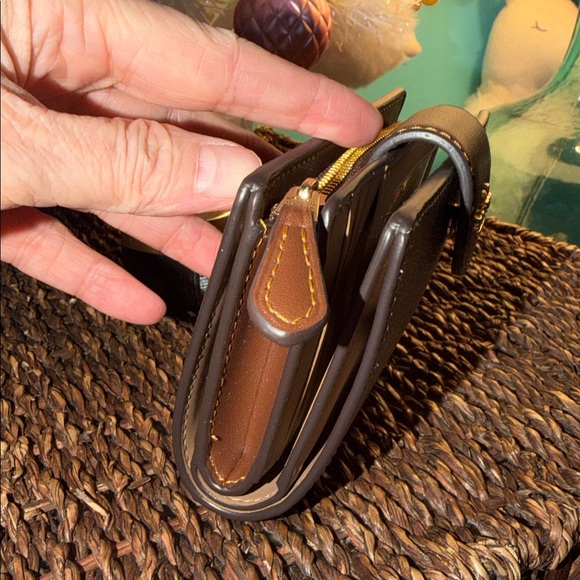 Coach Medium Corner Zip Wallet in Signature Canvas NWOT - Picture 2 of 6